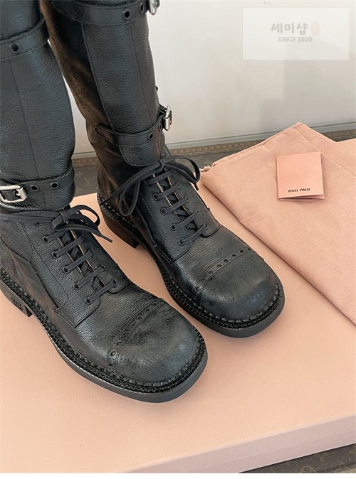 Miu Miu 미우미우 24FW 프린트 로고 슈레이스 가죽 부츠 신발 33번 이미지