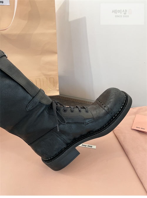 Miu Miu 미우미우 24FW 프린트 로고 슈레이스 가죽 부츠 신발 20번 이미지