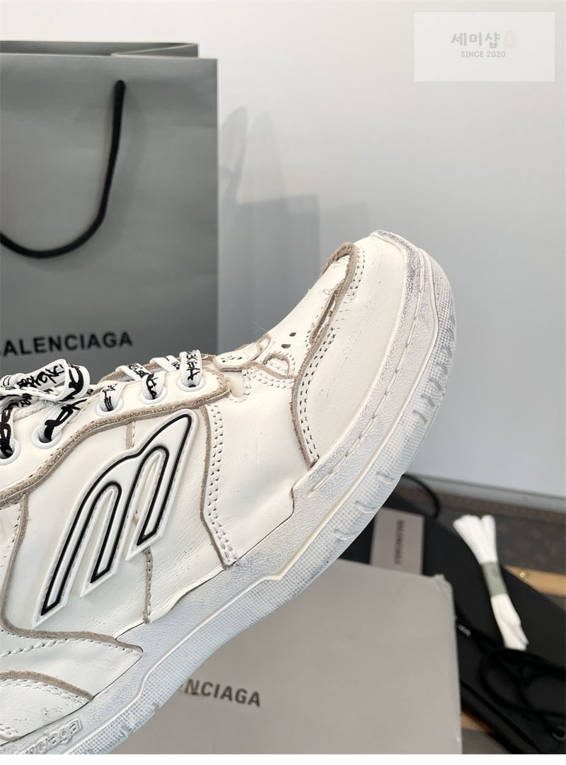 Balenciaga 발렌시아가 햄튼스 원-아웃 스니커즈 레플리카 16번 이미지 - 신발 | 세미샵 레플리카 사이트