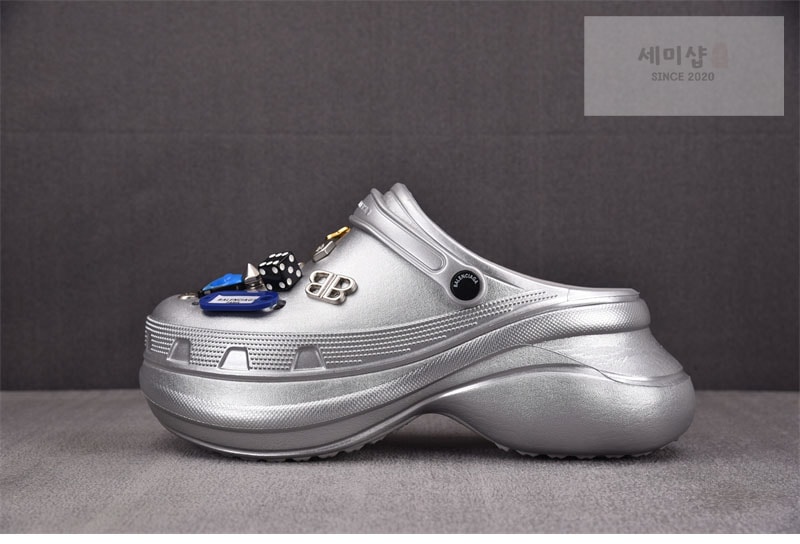 Balenciaga 발렌시아가 x 크록스 지비츠 뮬 실버 신발 2번 이미지