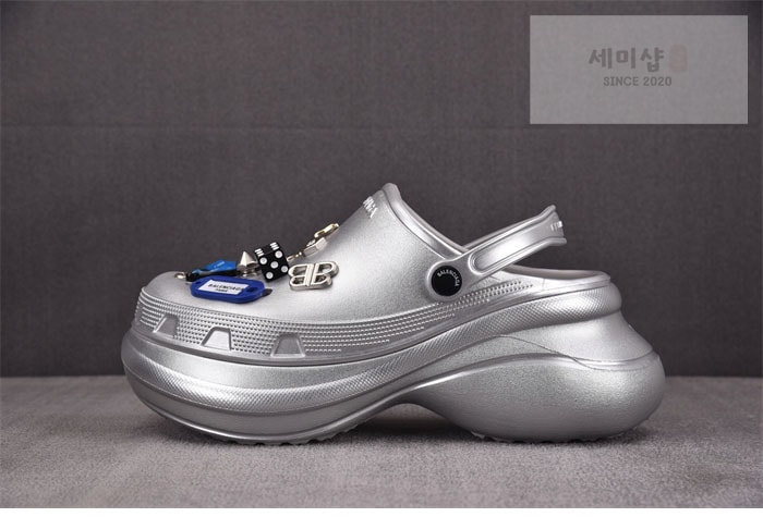 Balenciaga 발렌시아가 x 크록스 지비츠 뮬 실버 신발 1번 이미지