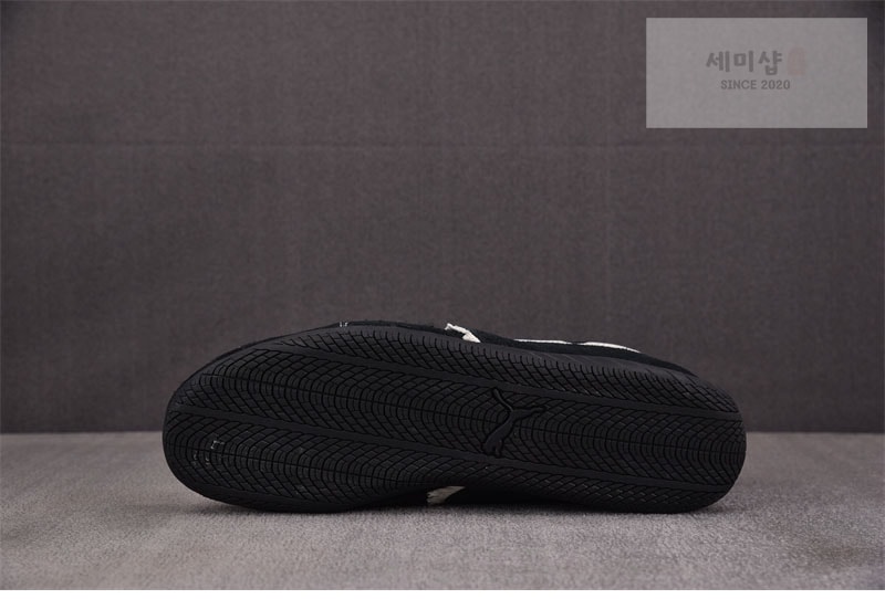발렌시아가 발렌시아가 x 푸마 스피드캣 스웨이드 스니커즈 블랙/화이트 신발 7번 이미지