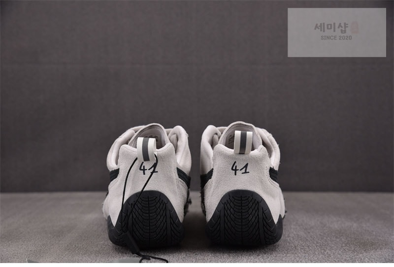 발렌시아가 발렌시아가 x 푸마 스피드캣 스웨이드 스니커즈 화이트/블랙 신발 6번 이미지