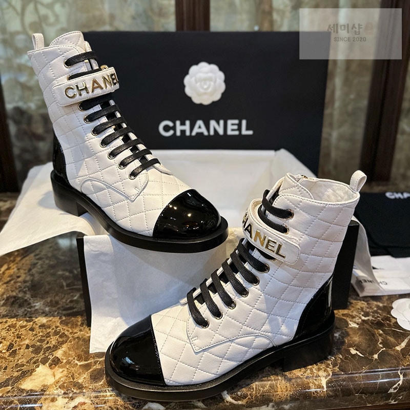C H A N E L 샤넬 레터링 퀼팅 컴뱃 부츠 화이트 신발 1번 이미지