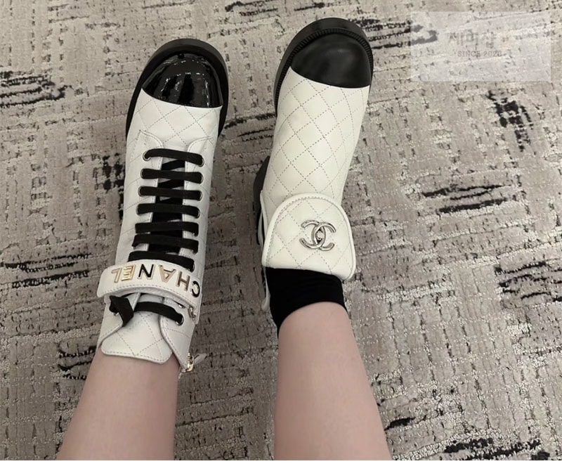 C H A N E L 샤넬 레터링 퀼팅 컴뱃 부츠 화이트 신발 2번 이미지