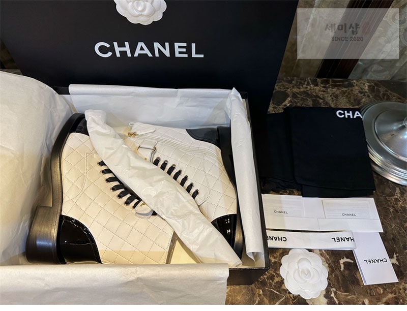 C H A N E L 샤넬 레터링 퀼팅 컴뱃 부츠 화이트 신발 3번 이미지