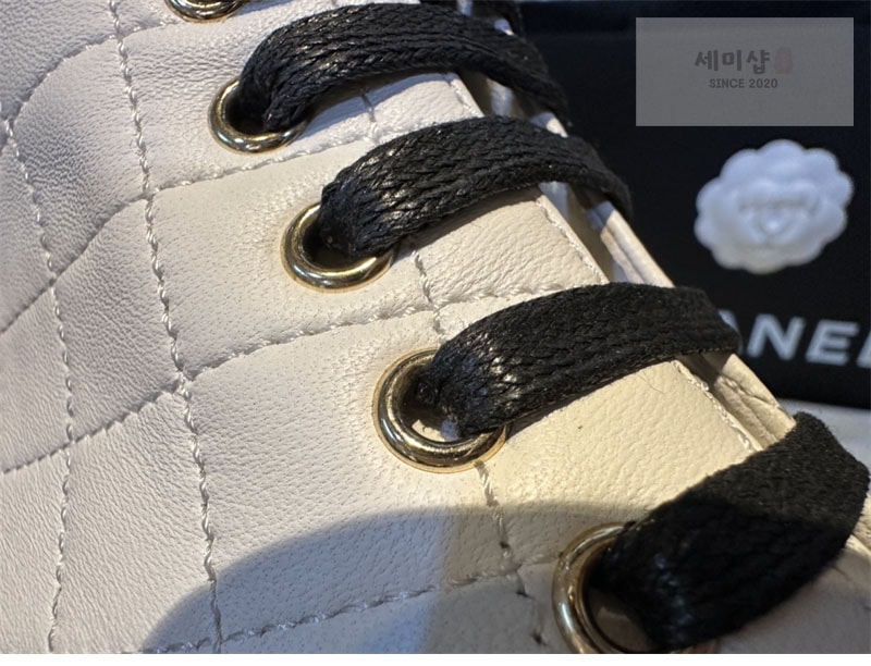 C H A N E L 샤넬 레터링 퀼팅 컴뱃 부츠 화이트 신발 12번 이미지