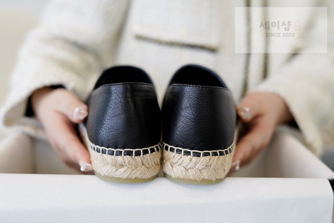 C H A N E L 샤넬 블랙 레더 에스파듀 “35SIZE – 41SIZE” 신발 7번 이미지