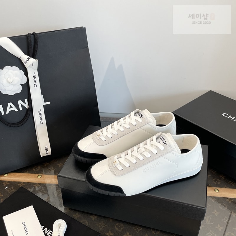C H A N E L 샤넬 스몰로고 카프스킨 스니커즈 신발 1번 이미지