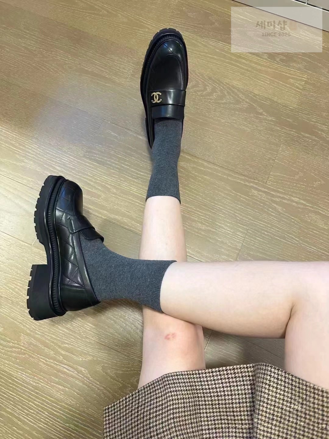 C H A N E L 샤넬 23A 퀼팅 블랙 카프스킨 로퍼 “35SIZE – 40SIZE” 신발 3번 이미지
