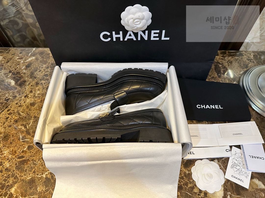C H A N E L 샤넬 23A 퀼팅 블랙 카프스킨 로퍼 “35SIZE – 40SIZE” 신발 12번 이미지
