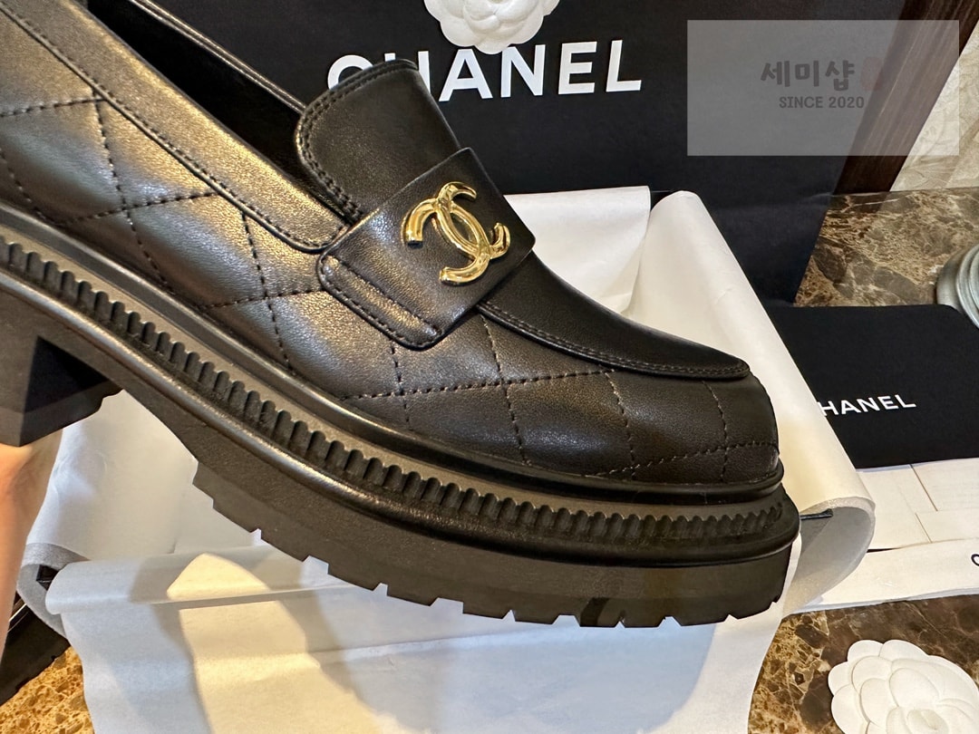 C H A N E L 샤넬 23A 퀼팅 블랙 카프스킨 로퍼 “35SIZE – 40SIZE” 신발 13번 이미지