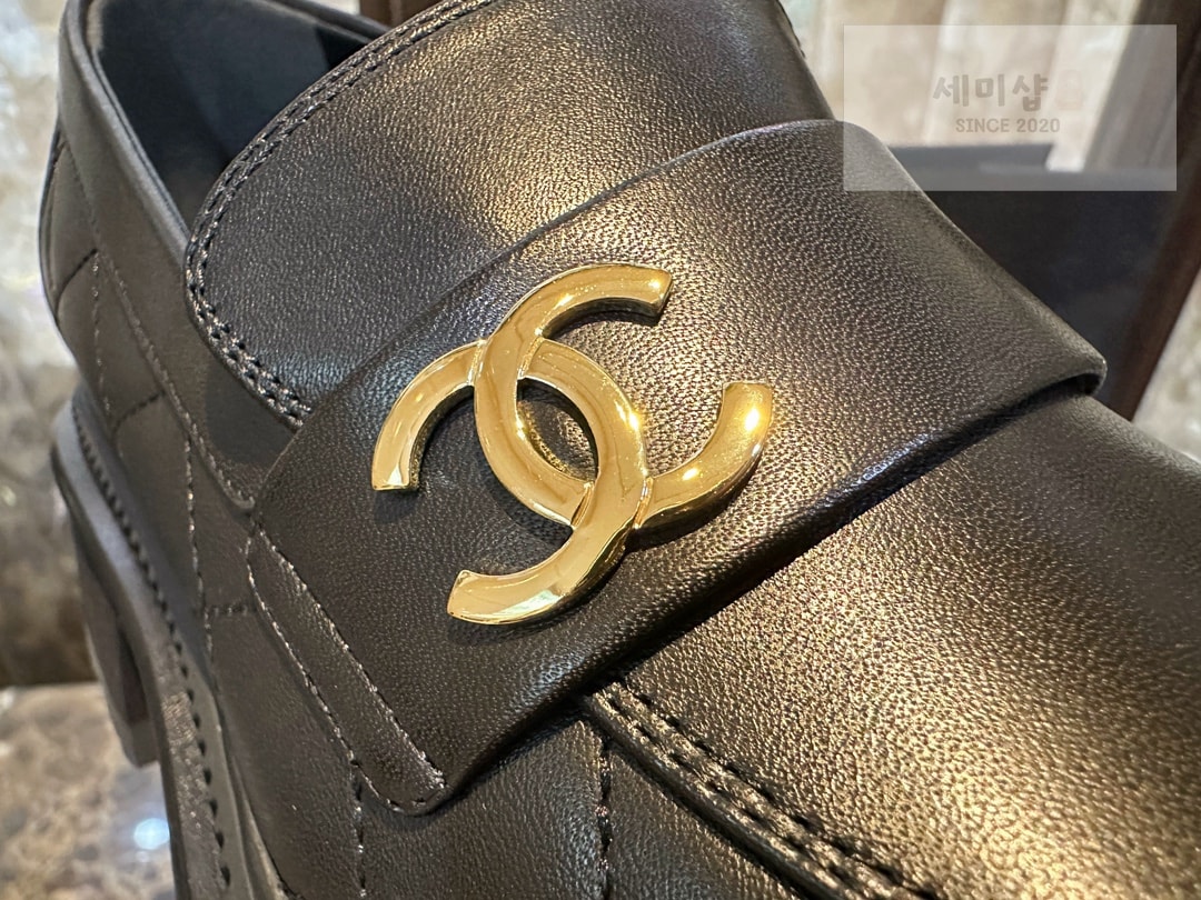 C H A N E L 샤넬 23A 퀼팅 블랙 카프스킨 로퍼 “35SIZE – 40SIZE” 신발 15번 이미지