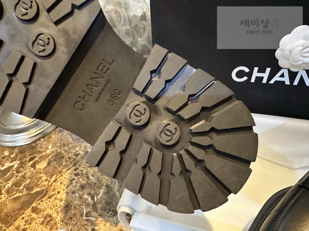 C H A N E L 샤넬 23A 퀼팅 블랙 카프스킨 로퍼 “35SIZE – 40SIZE” 신발 20번 이미지