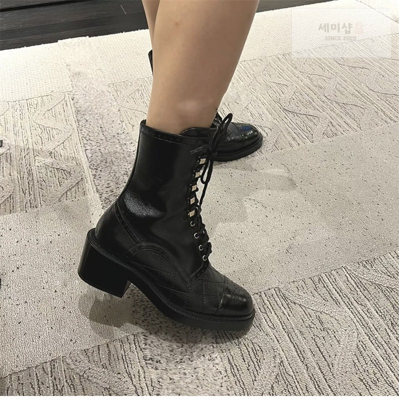 샤넬 샤넬 23B 로고 레이스업 부츠 화이트 신발 2번 이미지
