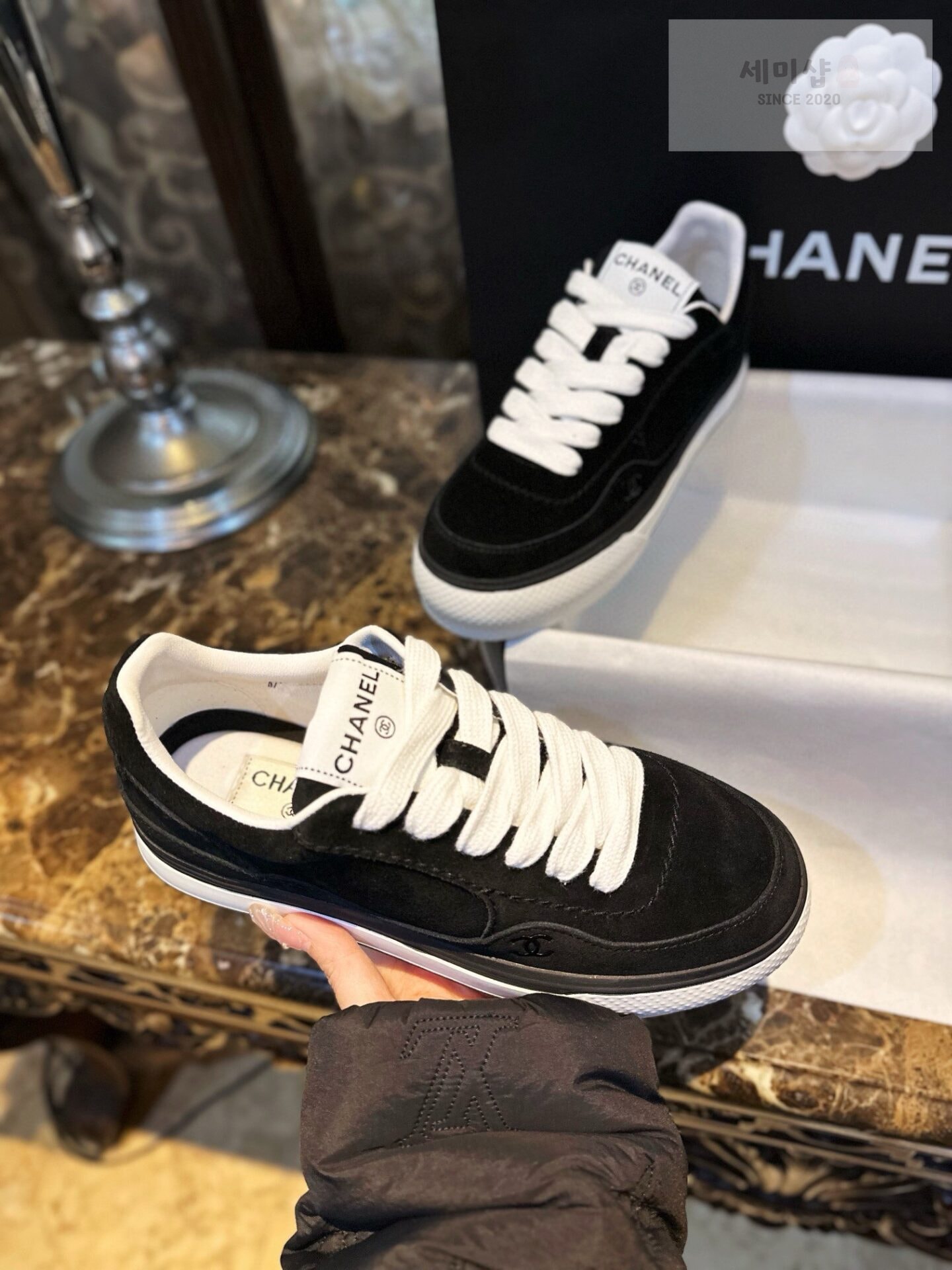 C H A N E L 샤넬 23B CC로고 블랙 벨벳 스웨이드 스니커즈 “35SIZE – 41SIZE” 신발 4번 이미지
