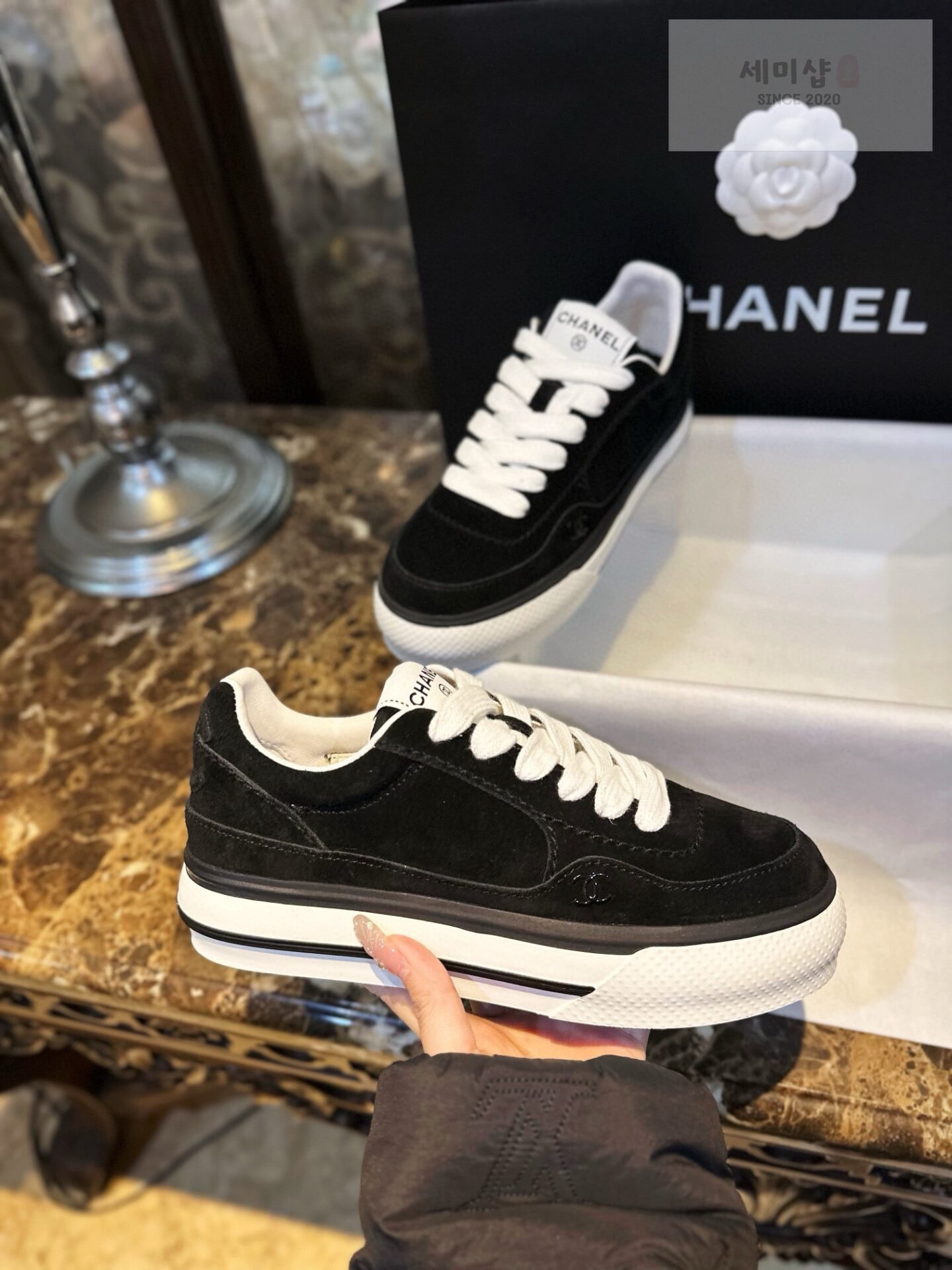 C H A N E L 샤넬 23B CC로고 블랙 벨벳 스웨이드 스니커즈 “35SIZE – 41SIZE” 신발 5번 이미지