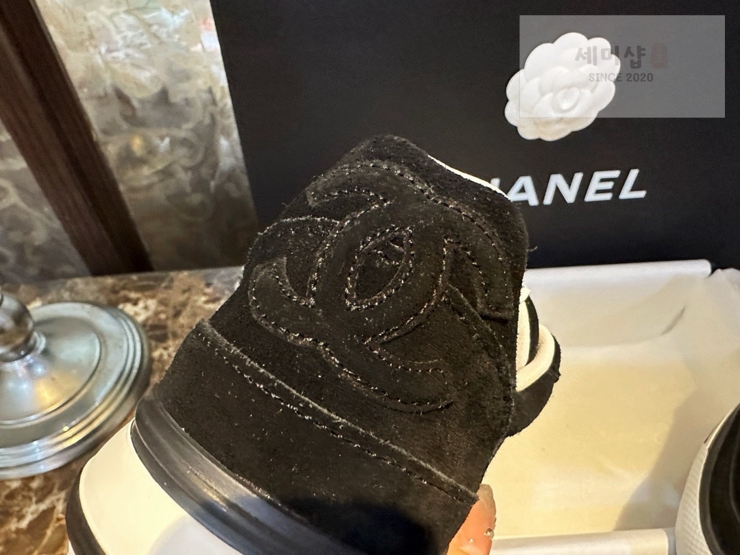 C H A N E L 샤넬 23B CC로고 블랙 벨벳 스웨이드 스니커즈 “35SIZE – 41SIZE” 신발 14번 이미지