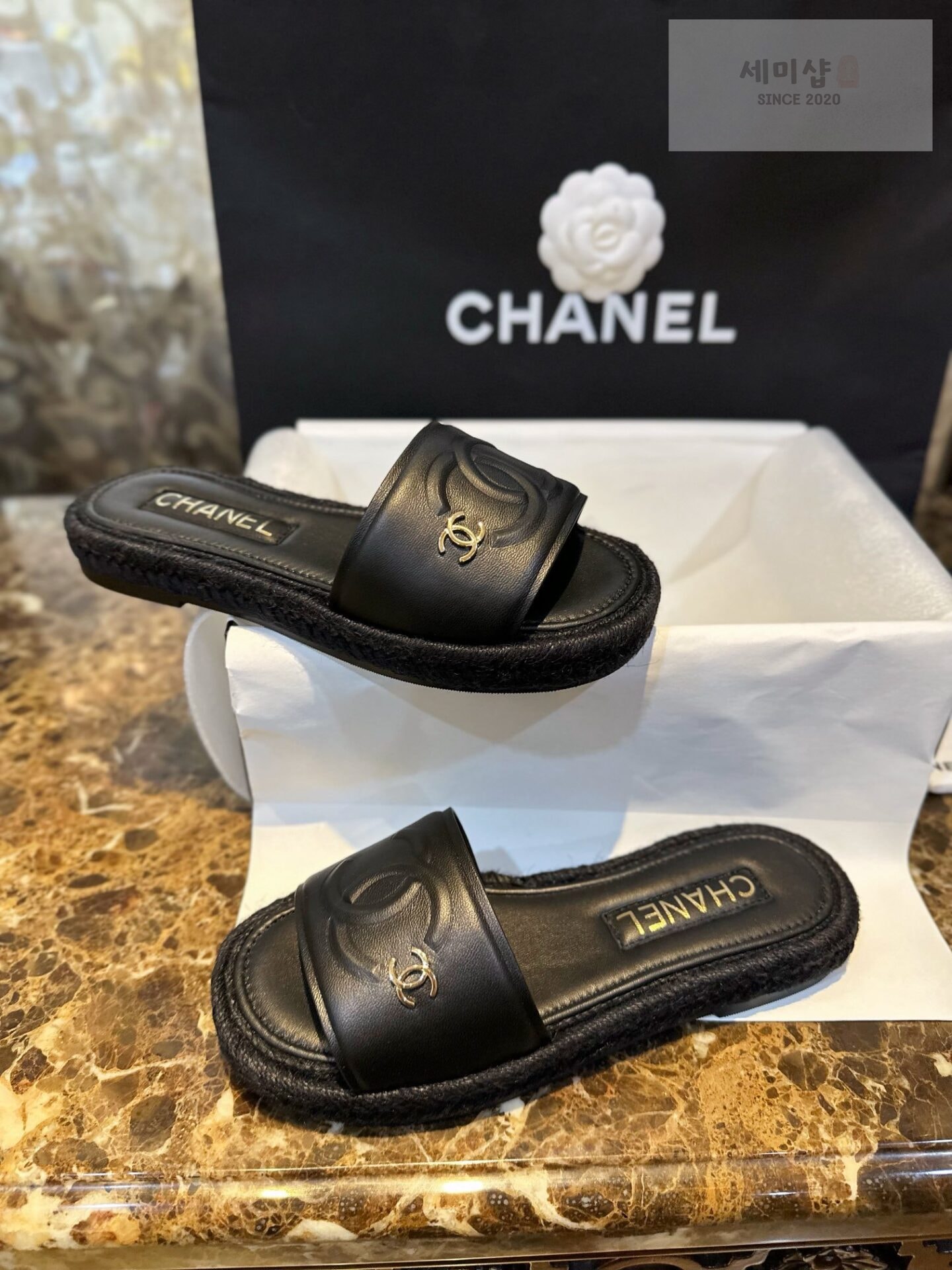 C H A N E L 샤넬 23P 블랙 애스파듀 슬라이드 뮬 “35SIZE – 40SIZE” 신발 3번 이미지