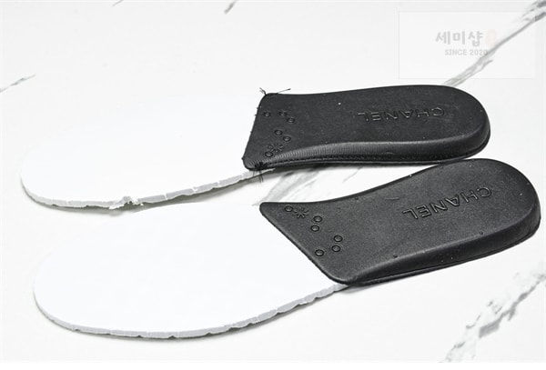 C H A N E L 샤넬 24A 카프스킨 퀼팅 CC로고 스니커즈 신발 24번 이미지