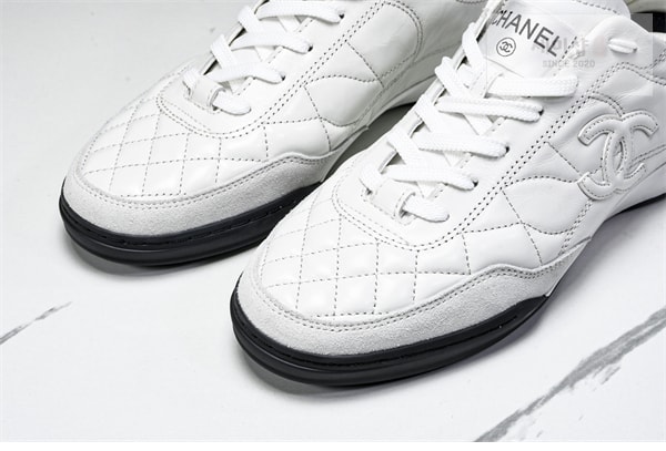 C H A N E L 샤넬 24A 카프스킨 퀼팅 CC로고 스니커즈 신발 37번 이미지