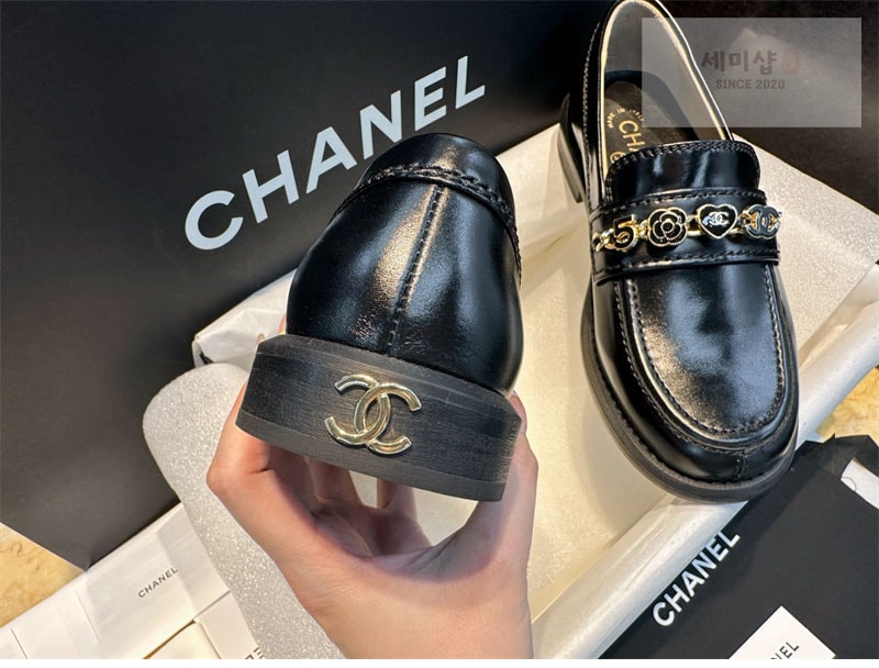 C H A N E L 샤넬 24A CC 드롭 체인 로퍼 신발 23번 이미지
