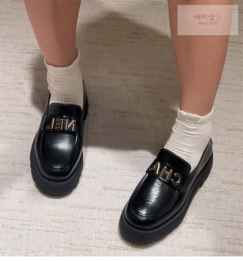C H A N E L 샤넬 24B 레터링 로퍼 신발 2번 이미지