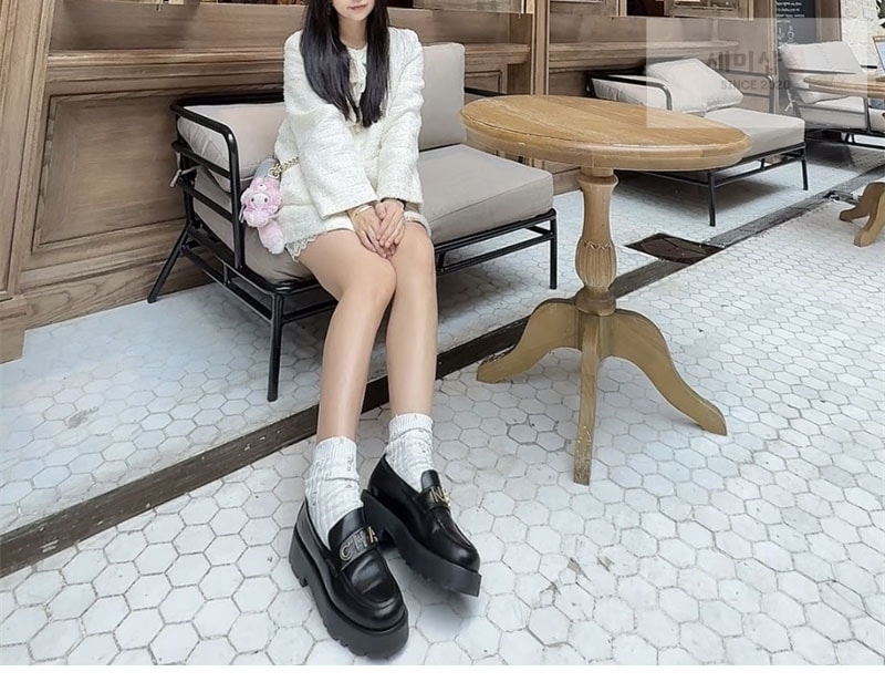 C H A N E L 샤넬 24B 레터링 로퍼 신발 3번 이미지