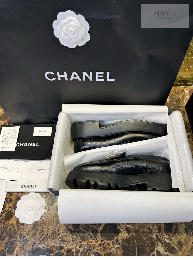 C H A N E L 샤넬 24B 레터링 로퍼 신발 4번 이미지