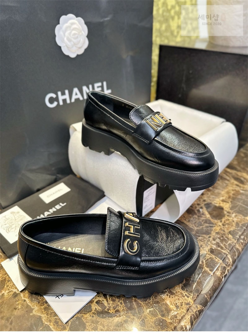 C H A N E L 샤넬 24B 레터링 로퍼 신발 8번 이미지