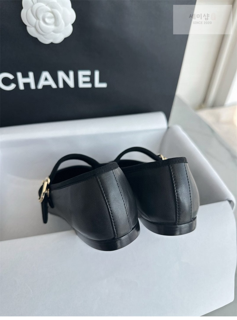 C H A N E L 샤넬 24B 체인 CC로고 로퍼 신발 10번 이미지