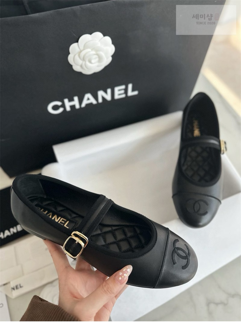 C H A N E L 샤넬 24B 체인 CC로고 로퍼 신발 13번 이미지