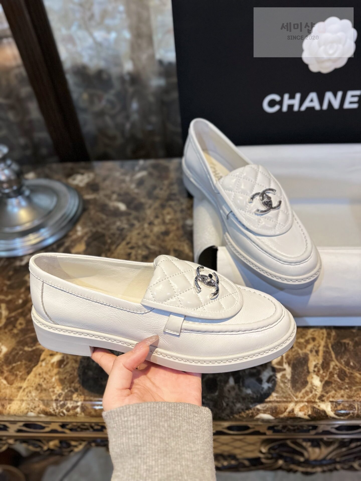 C H A N E L 샤넬 24C 화이트 퀼팅 탭 CC로고 로퍼 “35SIZE – 41SIZE” 신발 6번 이미지
