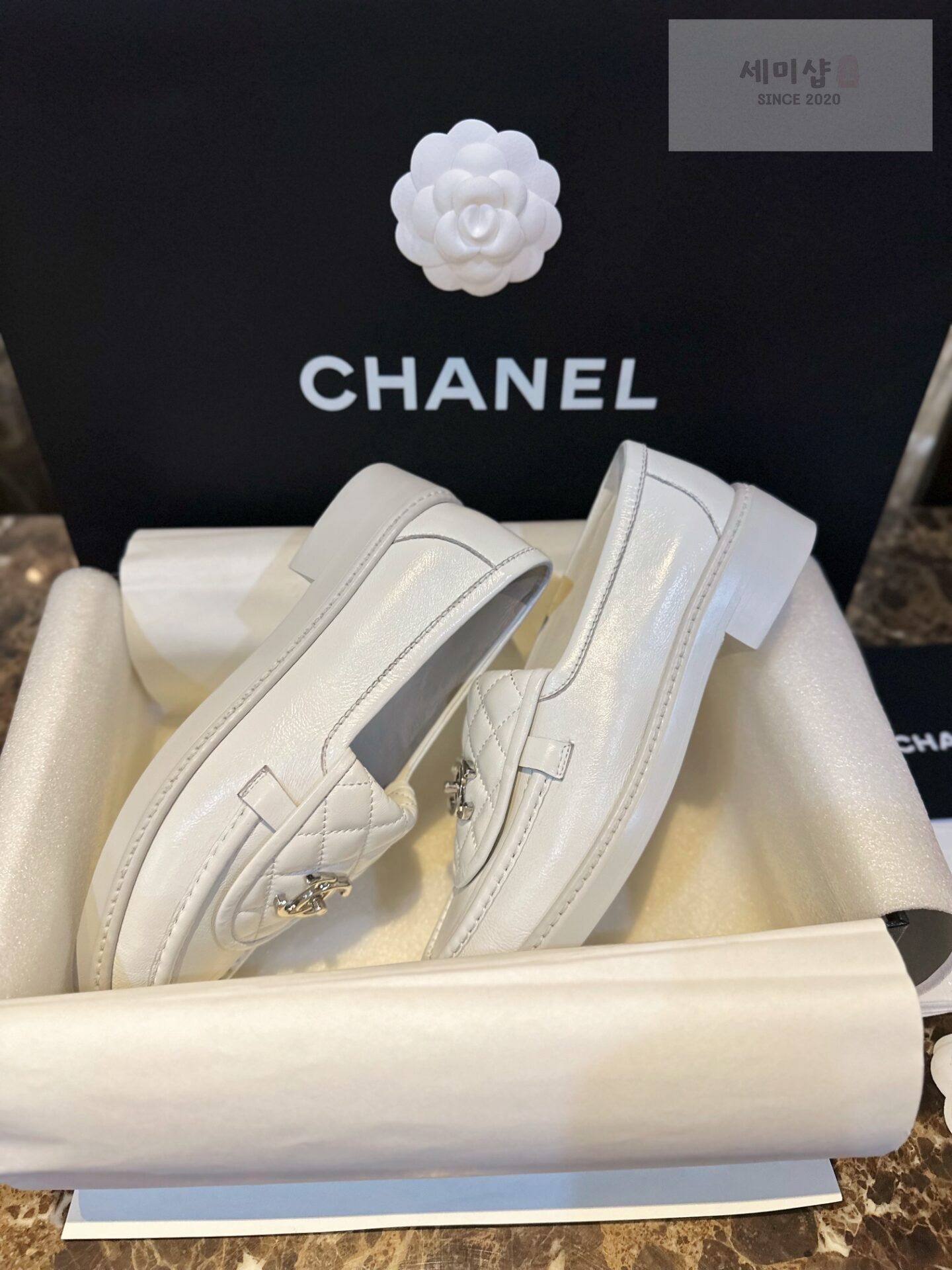 C H A N E L 샤넬 24C 화이트 퀼팅 탭 CC로고 로퍼 “35SIZE – 41SIZE” 신발 7번 이미지