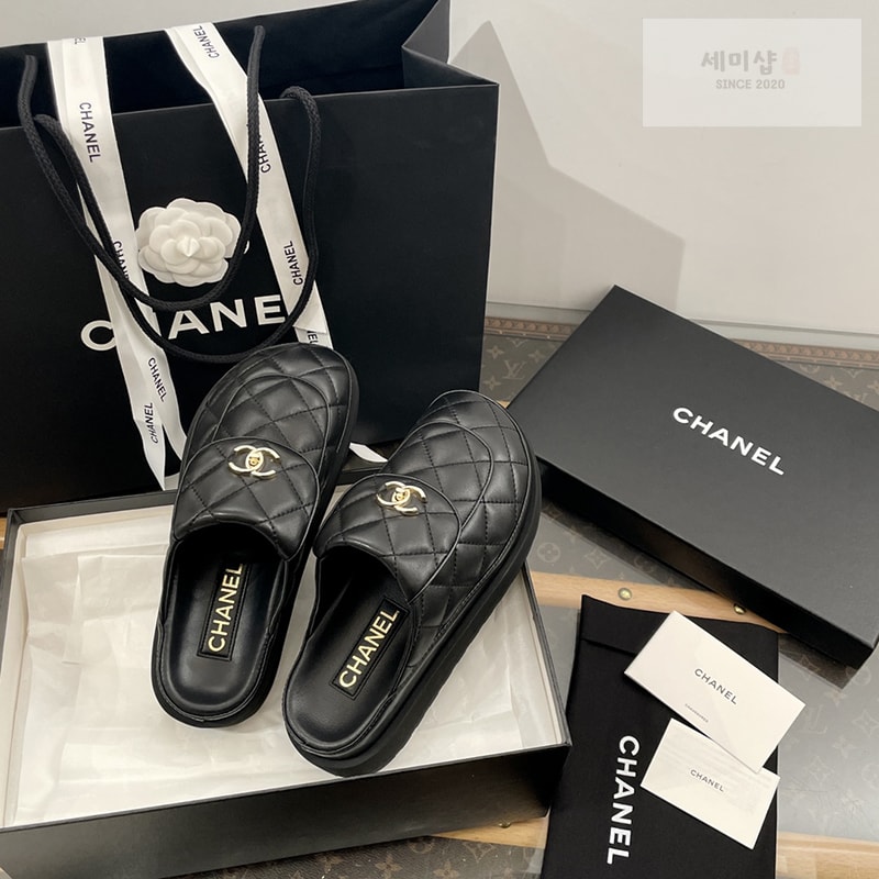 C H A N E L 샤넬 24FW 퀼팅 턴락 클로그 뮬 신발 1번 이미지