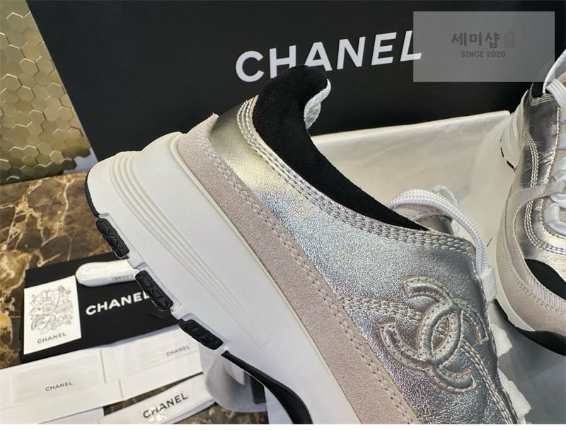 C H A N E L 샤넬 25A CC로고 스니커즈 실버 신발 20번 이미지