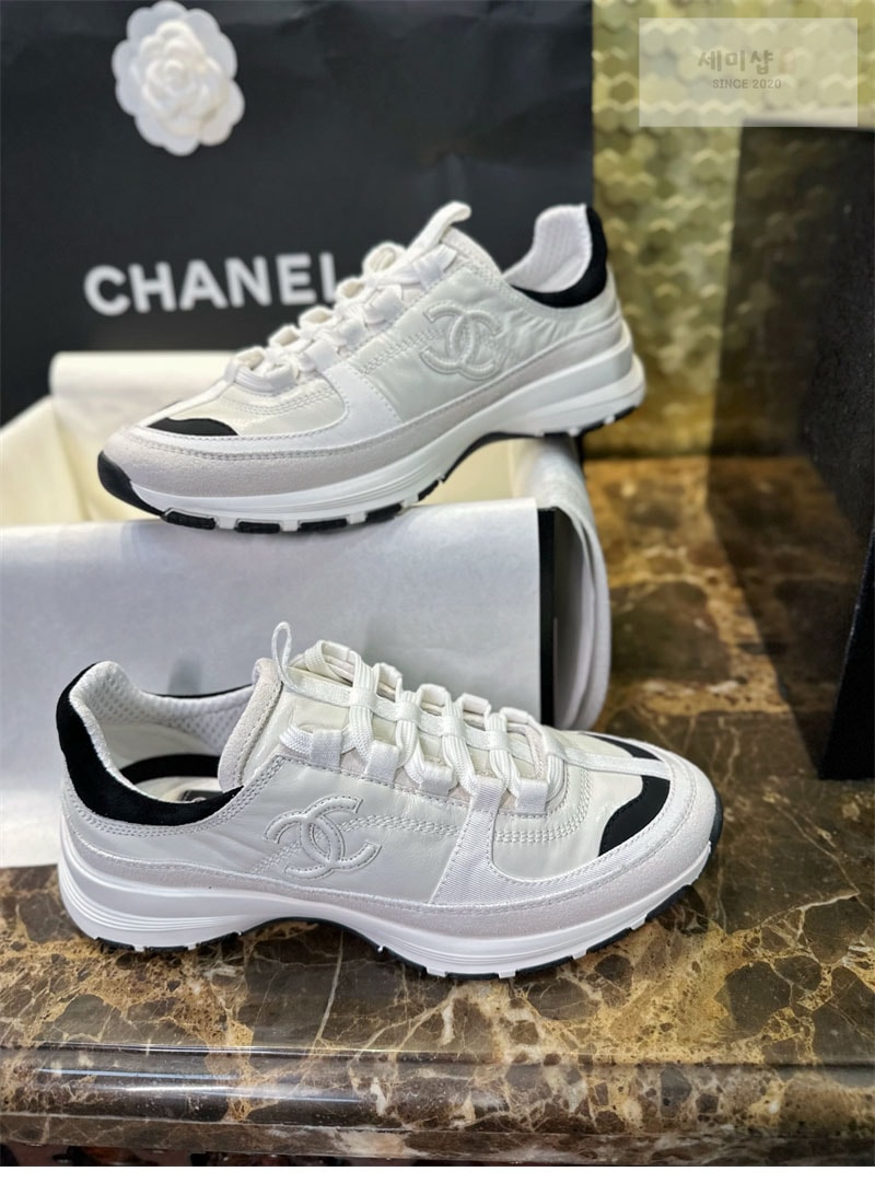 C H A N E L 샤넬 25A CC로고 스니커즈 화이트 신발 21번 이미지