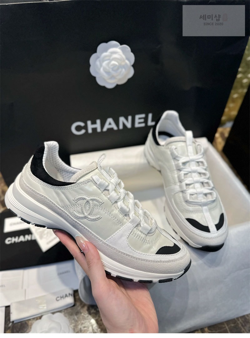C H A N E L 샤넬 25A CC로고 스니커즈 화이트 신발 11번 이미지