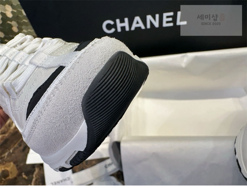 C H A N E L 샤넬 25A CC로고 스니커즈 화이트 신발 15번 이미지