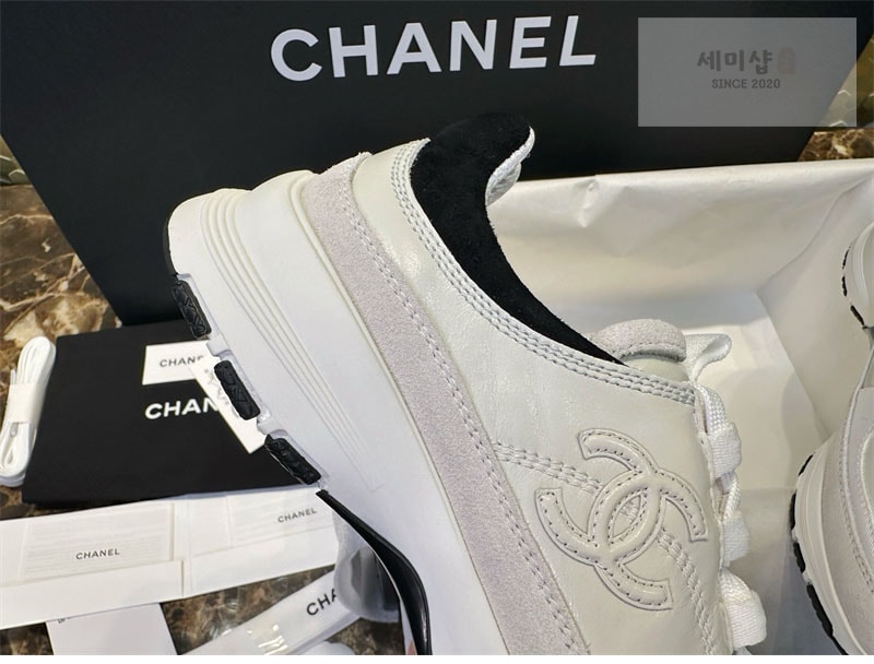 C H A N E L 샤넬 25A CC로고 스니커즈 화이트 신발 18번 이미지