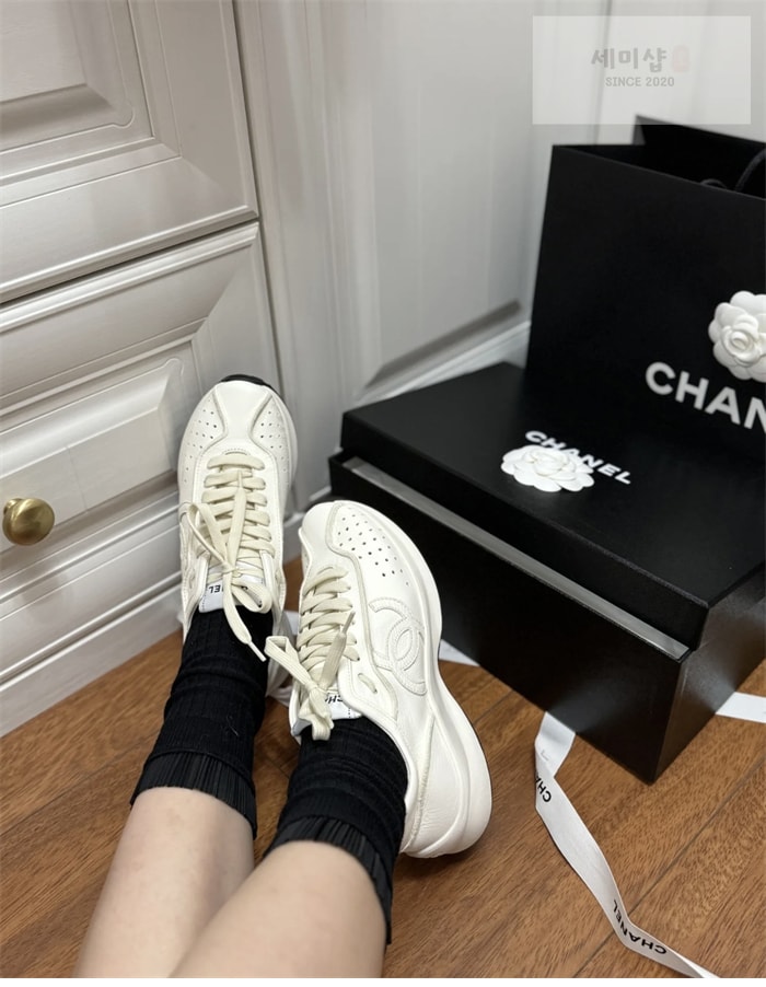 C H A N E L 샤넬 25 크루즈 스니커즈 신발 2번 이미지