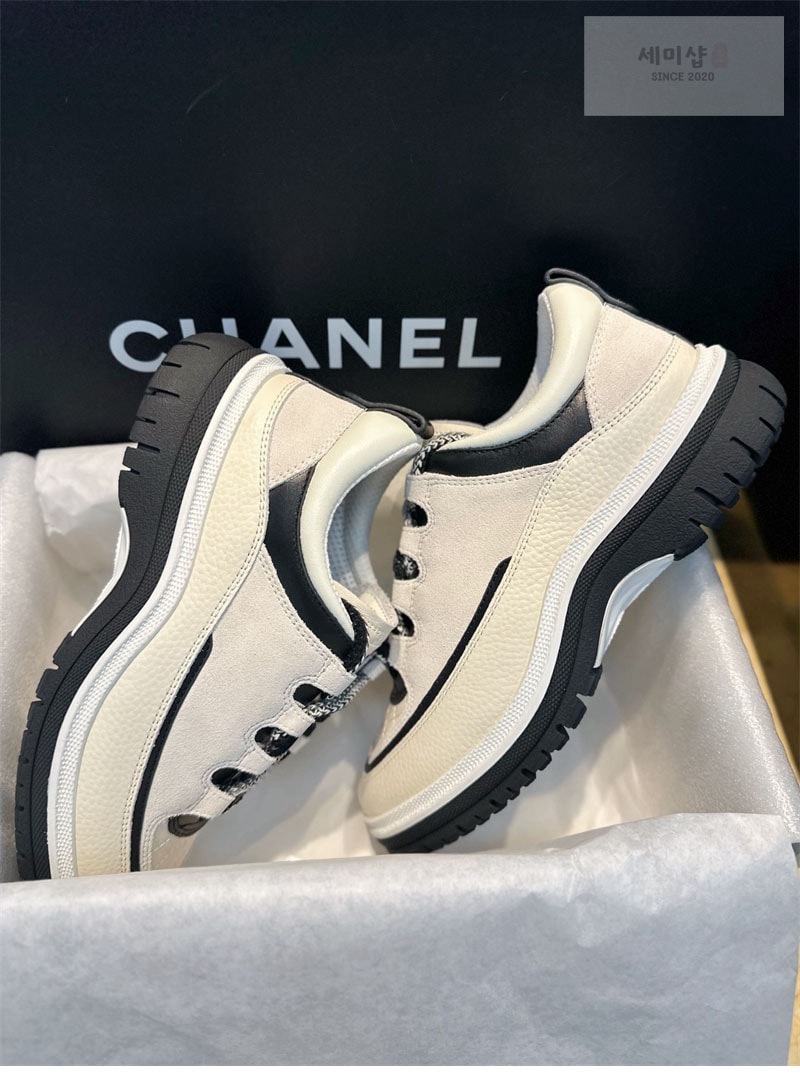 C H A N E L 샤넬 25c 스니커즈 화이트 신발 18번 이미지