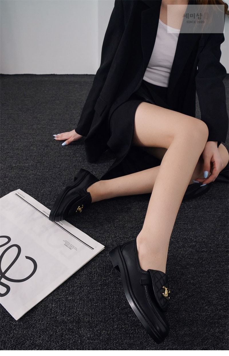 C H A N E L 샤넬 CC 로고 턴락 퀼팅 로퍼 신발 2번 이미지