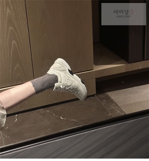 C H A N E L 샤넬 cc로고 트위드 스니커즈 신발 18번 이미지
