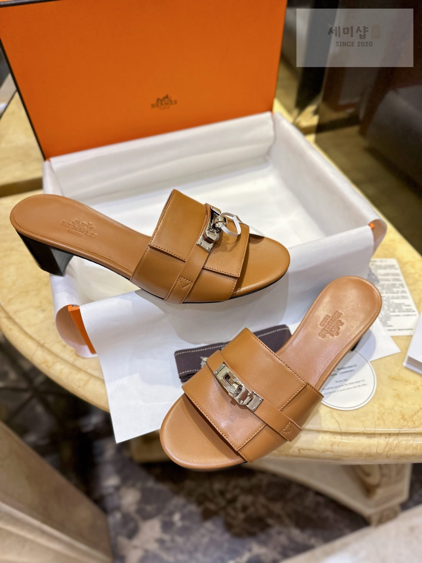 Hermes 에르메스 우먼 브라운 GIGI 켈리 뮬 샌들 “35SIZE – 41SIZE” 신발 4번 이미지