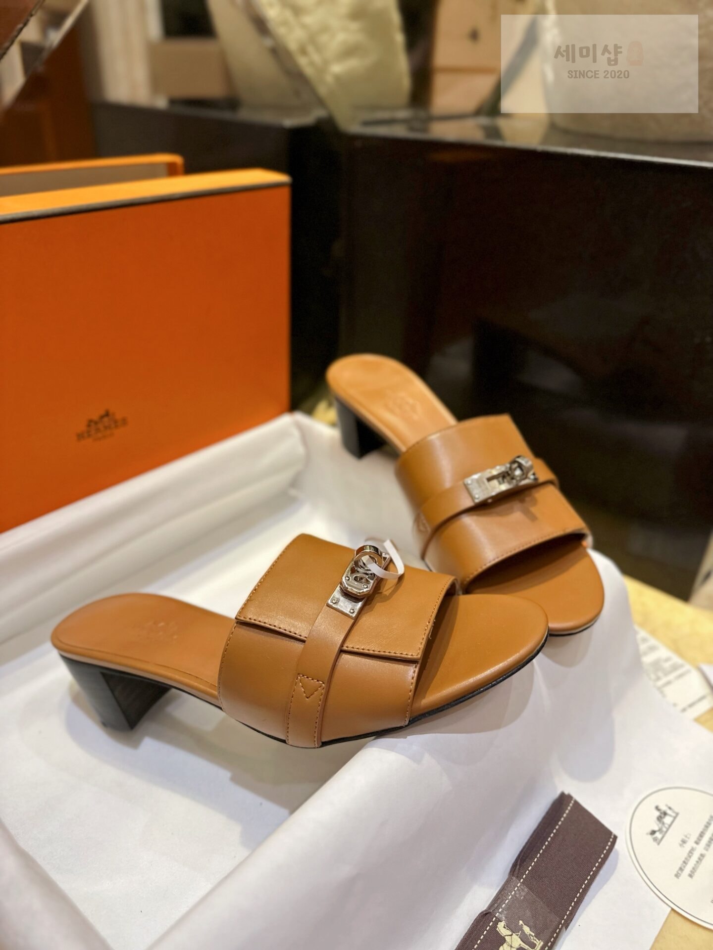 Hermes 에르메스 우먼 브라운 GIGI 켈리 뮬 샌들 “35SIZE – 41SIZE” 신발 6번 이미지
