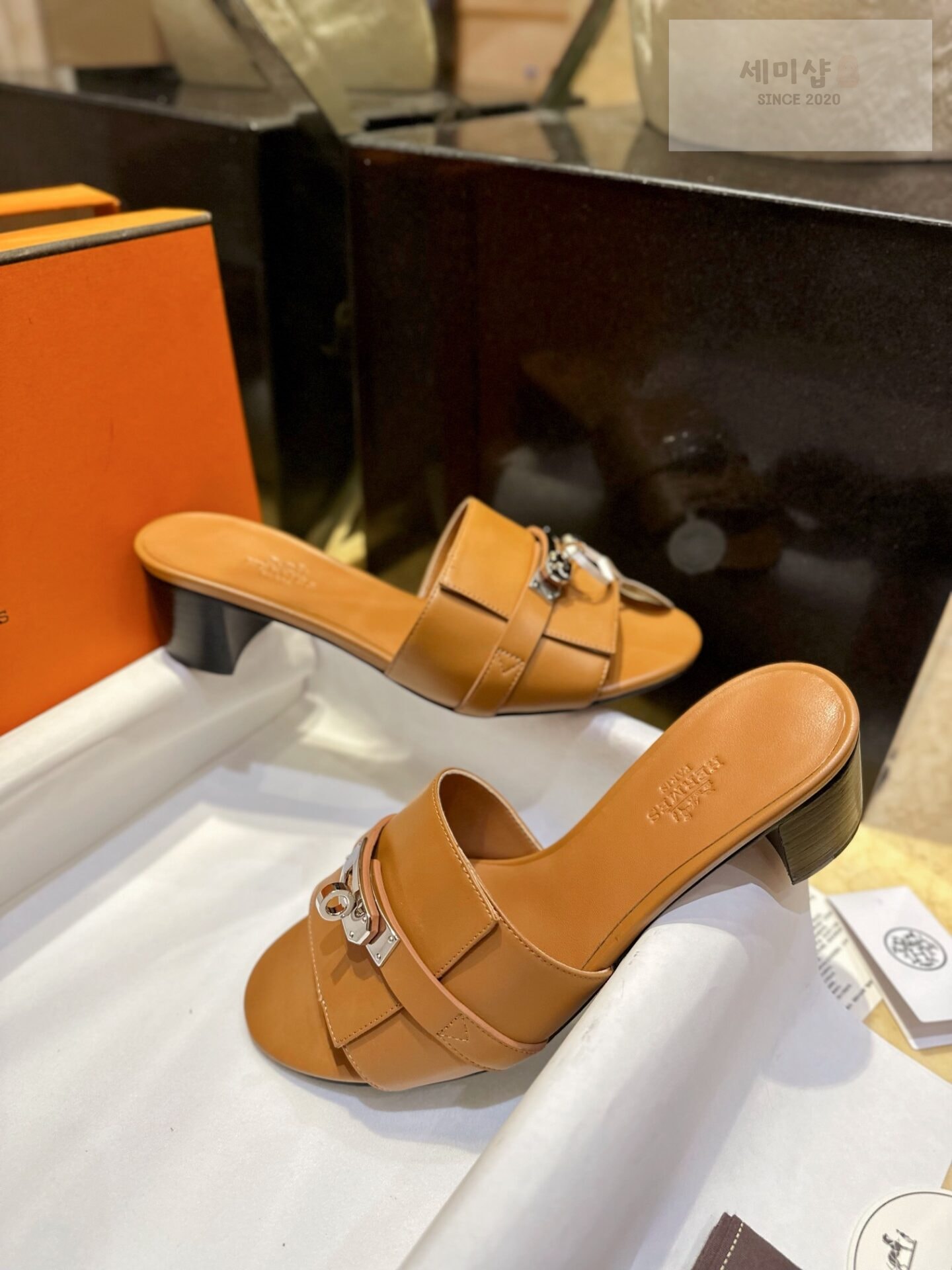 Hermes 에르메스 우먼 브라운 GIGI 켈리 뮬 샌들 “35SIZE – 41SIZE” 신발 9번 이미지