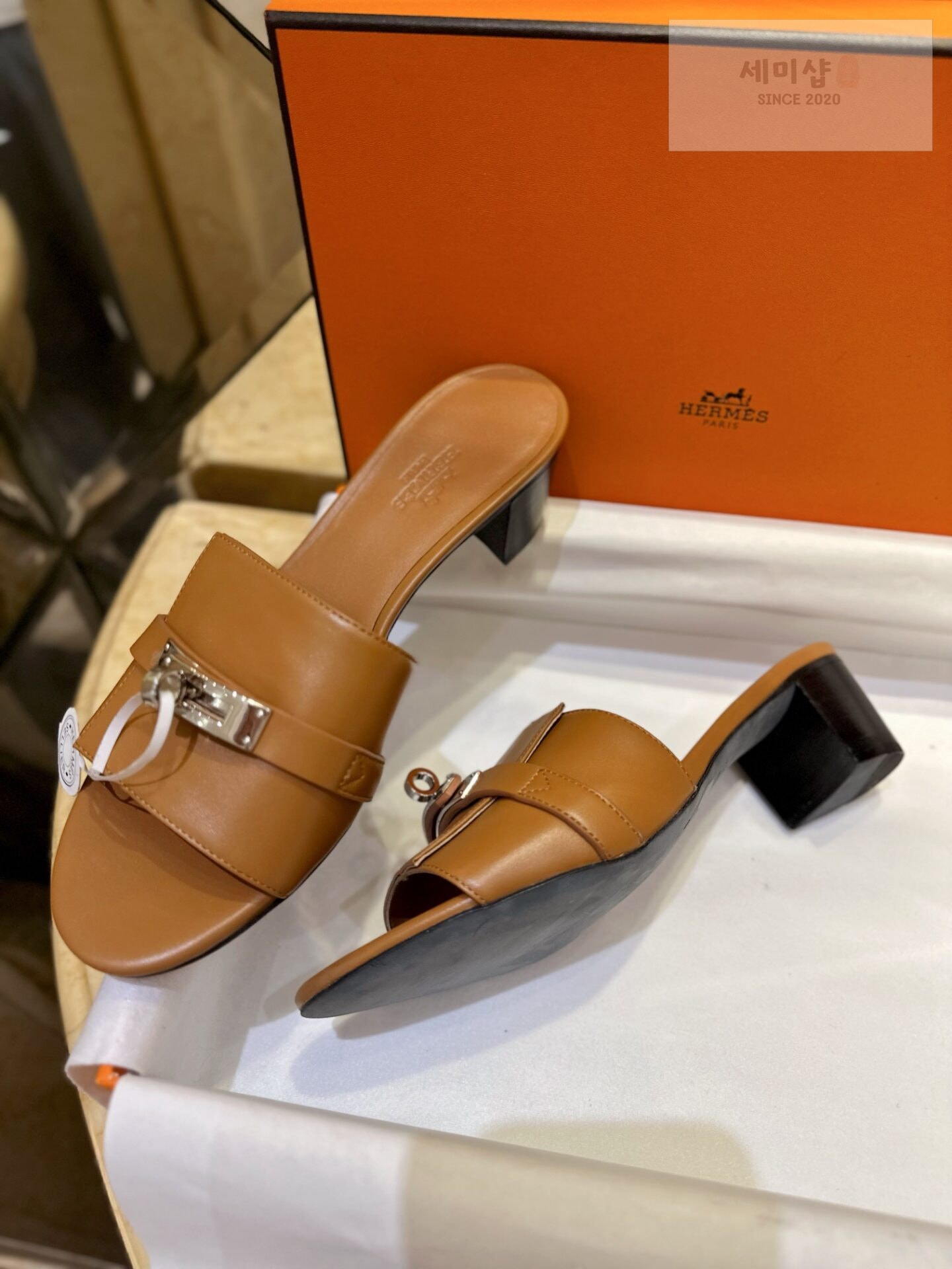 Hermes 에르메스 우먼 브라운 GIGI 켈리 뮬 샌들 “35SIZE – 41SIZE” 신발 10번 이미지