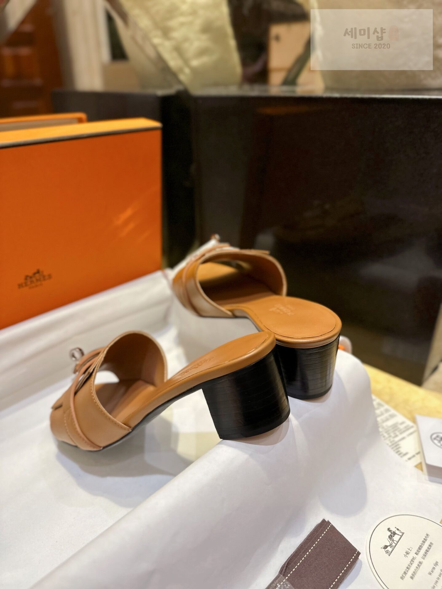 Hermes 에르메스 우먼 브라운 GIGI 켈리 뮬 샌들 “35SIZE – 41SIZE” 신발 1번 이미지