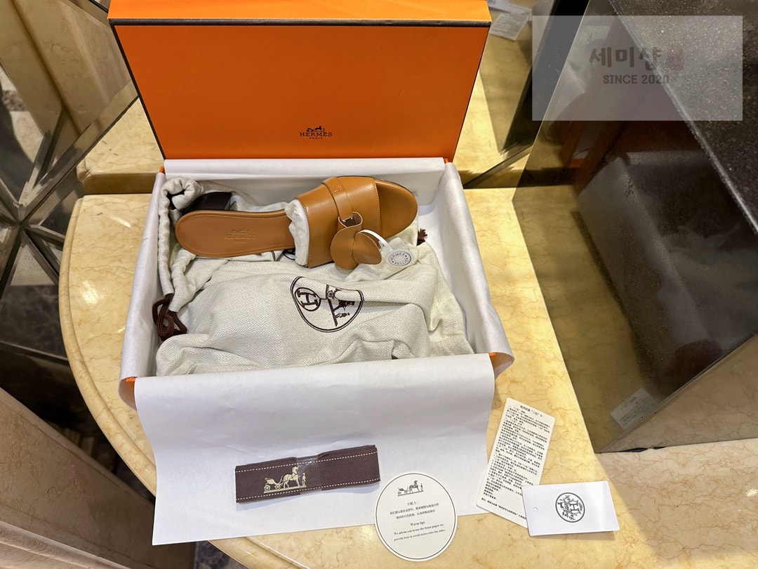 Hermes 에르메스 우먼 브라운 GIGI 켈리 뮬 샌들 “35SIZE – 41SIZE” 신발 11번 이미지